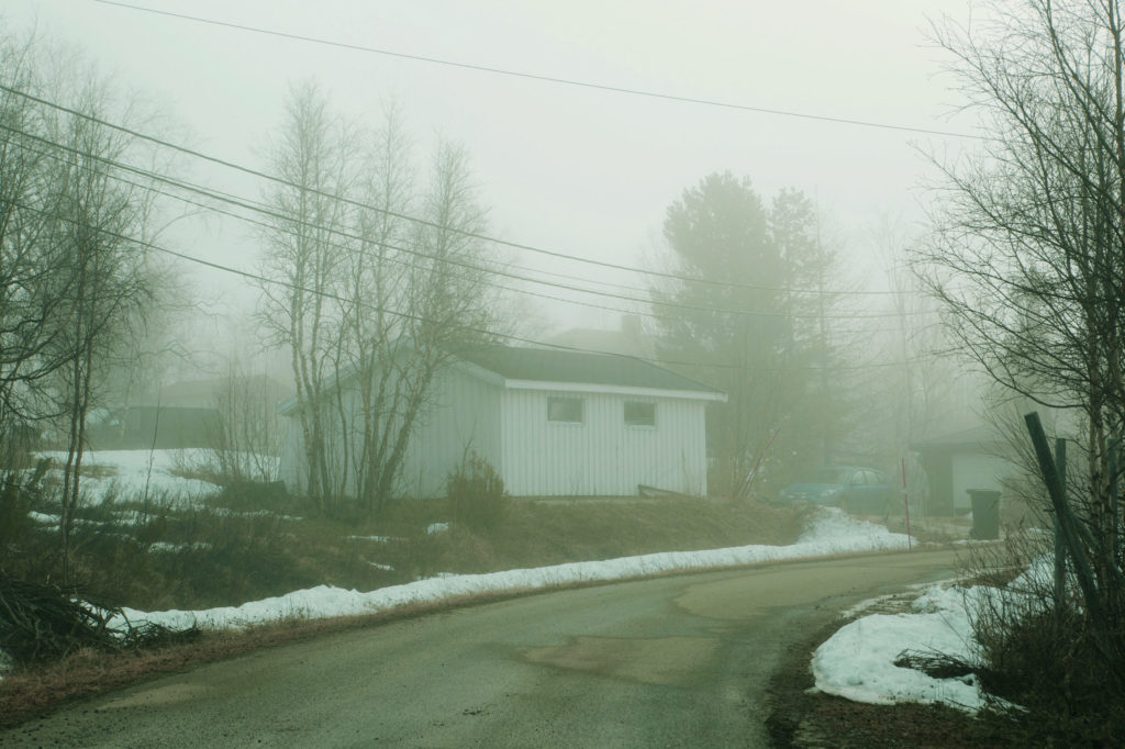 Una casa nella nebbia, di prima mattina, a Kautokeino. Norvegia. 2019