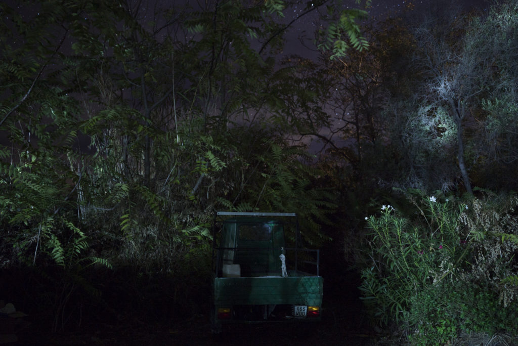 Un’Ape Car é fotografata di notte sull’isola di Stromboli. Non ci sono luci nelle strade a Stromboli. Quando l’elettricità é arrivata sull’isola negli anni ’70, i residenti hanno deciso di non estenderla alle strade, per ragioni legate al risparmio energetico e per mantenere al minimo l’inquinamento luminoso. Isole Eolie, Italia