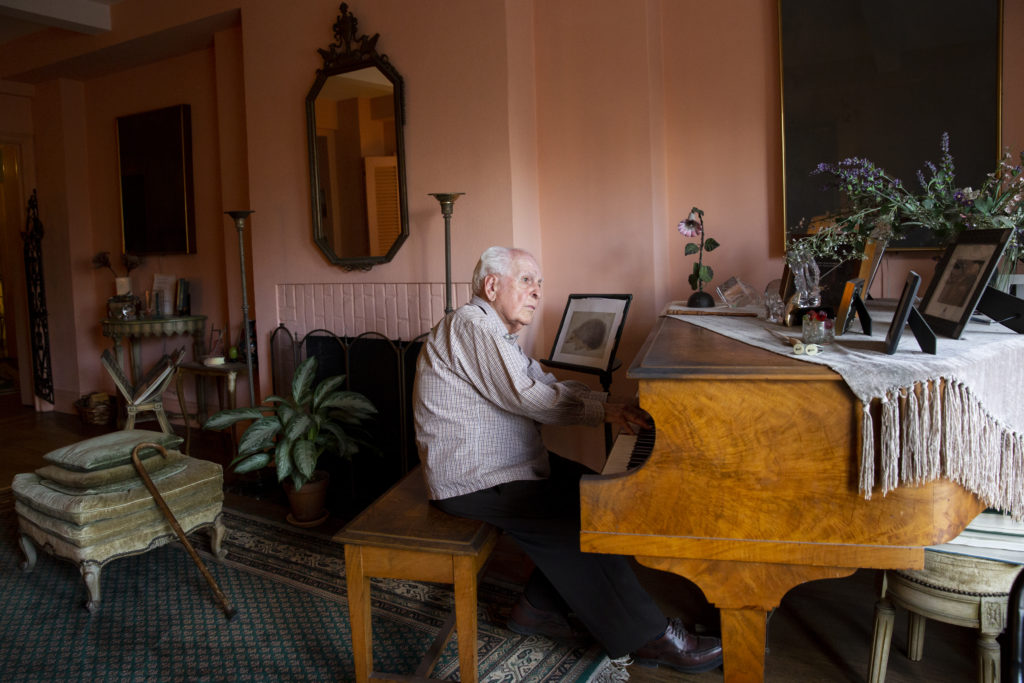 Il compositore e direttore d’orchestra Anton Coppola (1917), suona il piano per un ritratto nel suo appartamento vicino a Central Park, New York, Stati Uniti. 18 Febbraio 2019