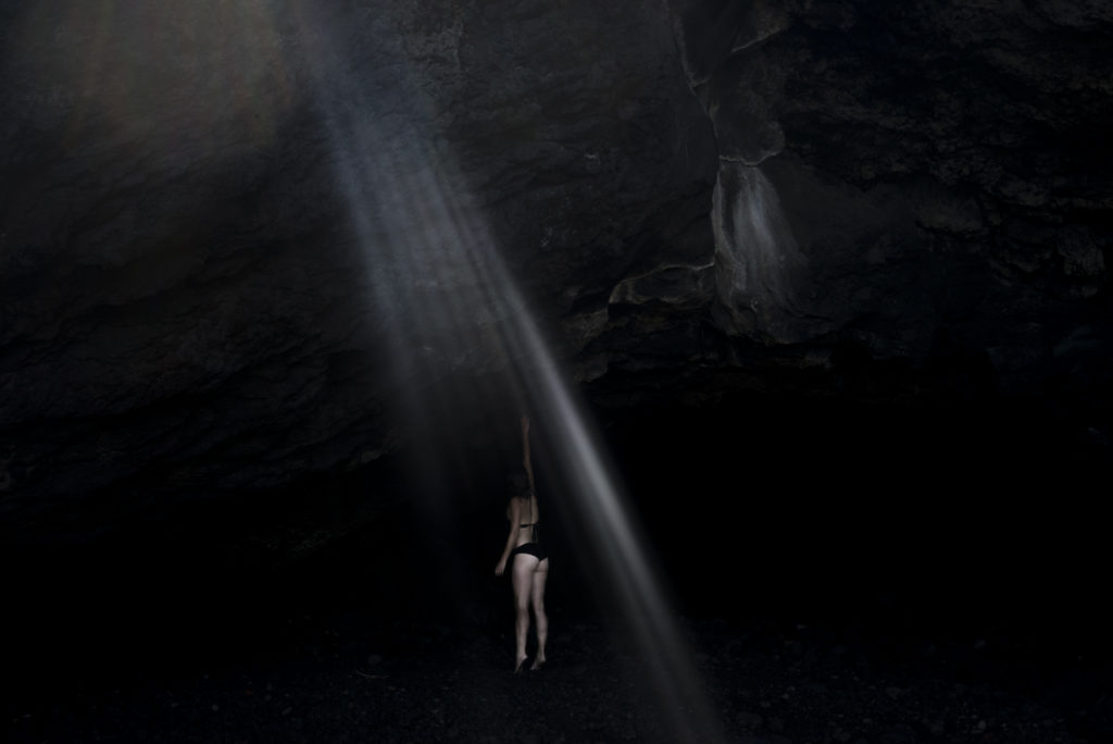 La scrittrice francese Laurence Cornet, in vacanza a Stromboli, esplora la Grotta di Eolo, una piccola spiaggia sull’isola di Stromboli. Isole Eolie, Italia