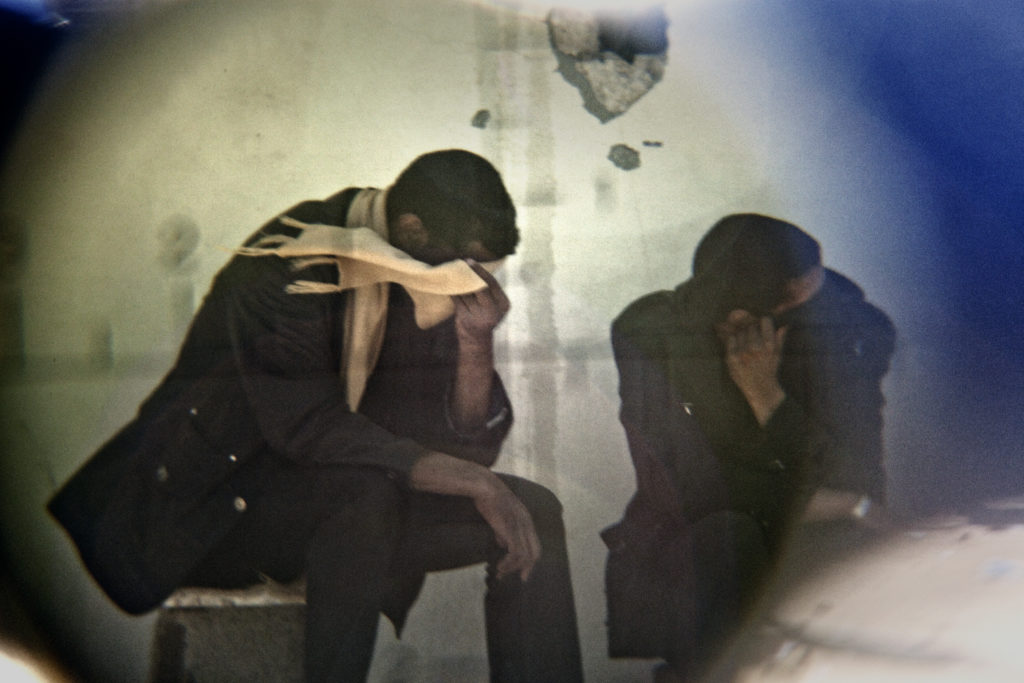 Ajdabiya. Two rebels taking shelter from the wind at the foot of a bombed mosque. ### Ajadabiya. Due ribelli si riparano dal vento ai piedi di una moschea bombardata.