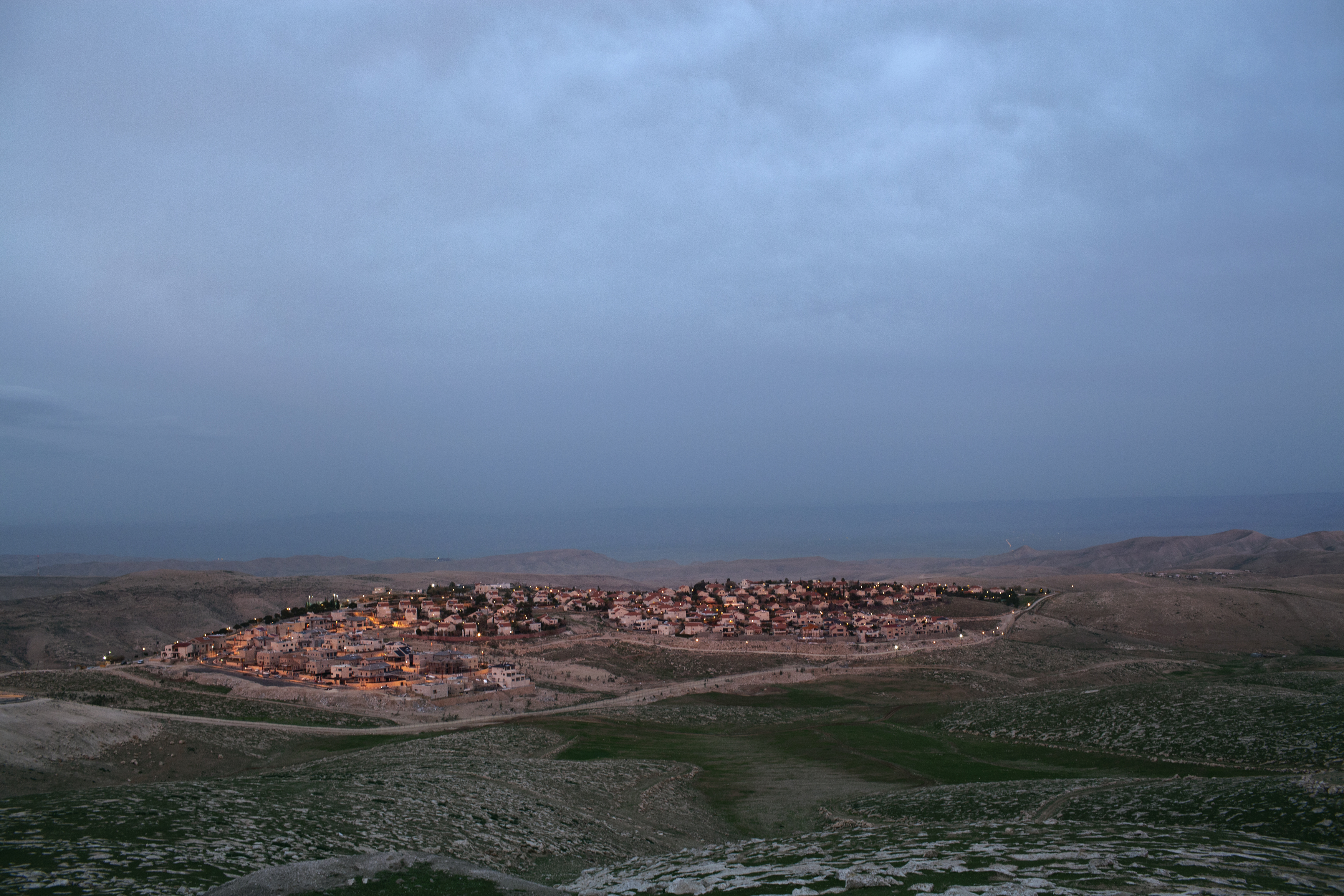 West Bank, 2013. Settlers. ### West Bank, 2013. Coloni. Israeli settlement of Kedar, West Bank, 2013.
View of the Settlement of Kedar.
About half a million Israelis are now living in
the Occupied Palestinian Territories, across 133
colonies (including those in East Jerusalem) and more than 100 outposts, which combined control
42% of the whole area of the West Bank.
Kedar is part of the construction plan E1, with which the Israeli government aims to expand
the boundaries of the municipality of Jerusalem, effectively splitting the West Bank in two.