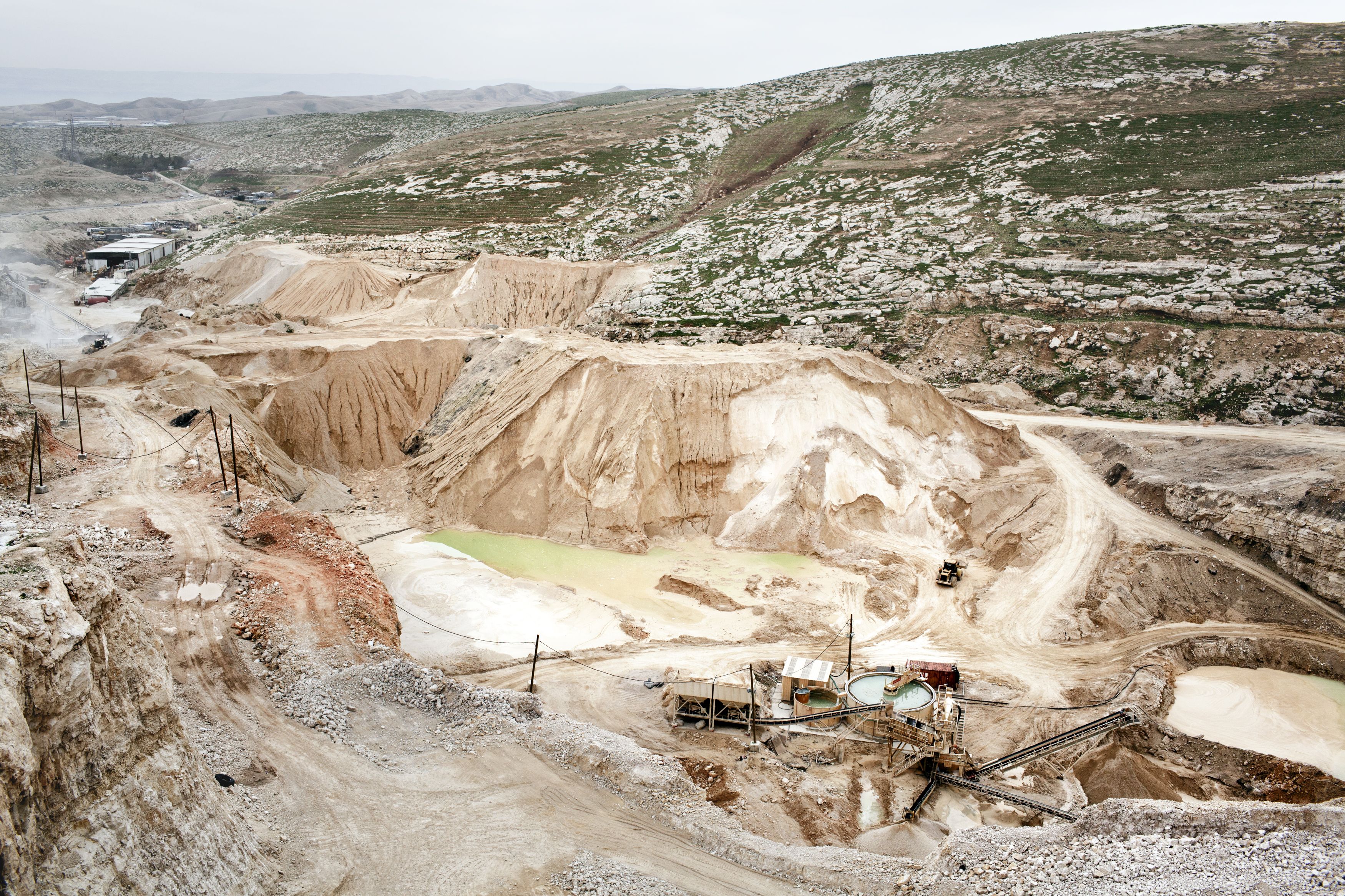 West Bank, 2013. Settlers. ### West Bank, 2013. Coloni. Route 437, West Bank, 2013. An Israeli company
working on the extraction of sand for the production of cement. ### Strada 437, West Bank, 2013.
Un’impresa israeliana per l’estrazione di sabbia
destinata alla produzione di cemento.