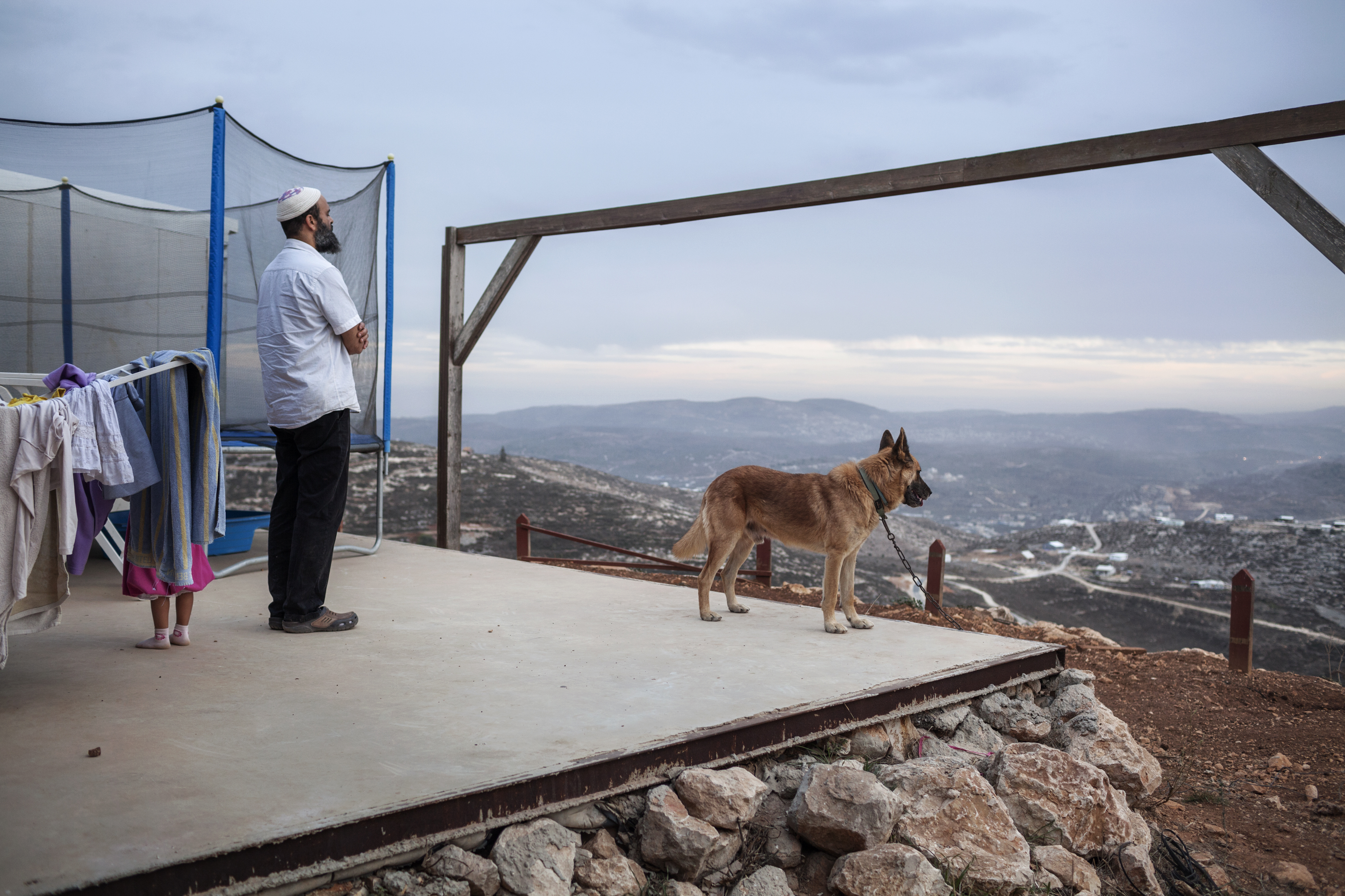 027_Israeli-settlements_MAP_9439 Israeli settlement of Ytzar, West Bank, 2013. A settler praying at the sunset. ### Colonia di Ytzar, Cisgiordania, 2013. Un colono prega al tramonto.