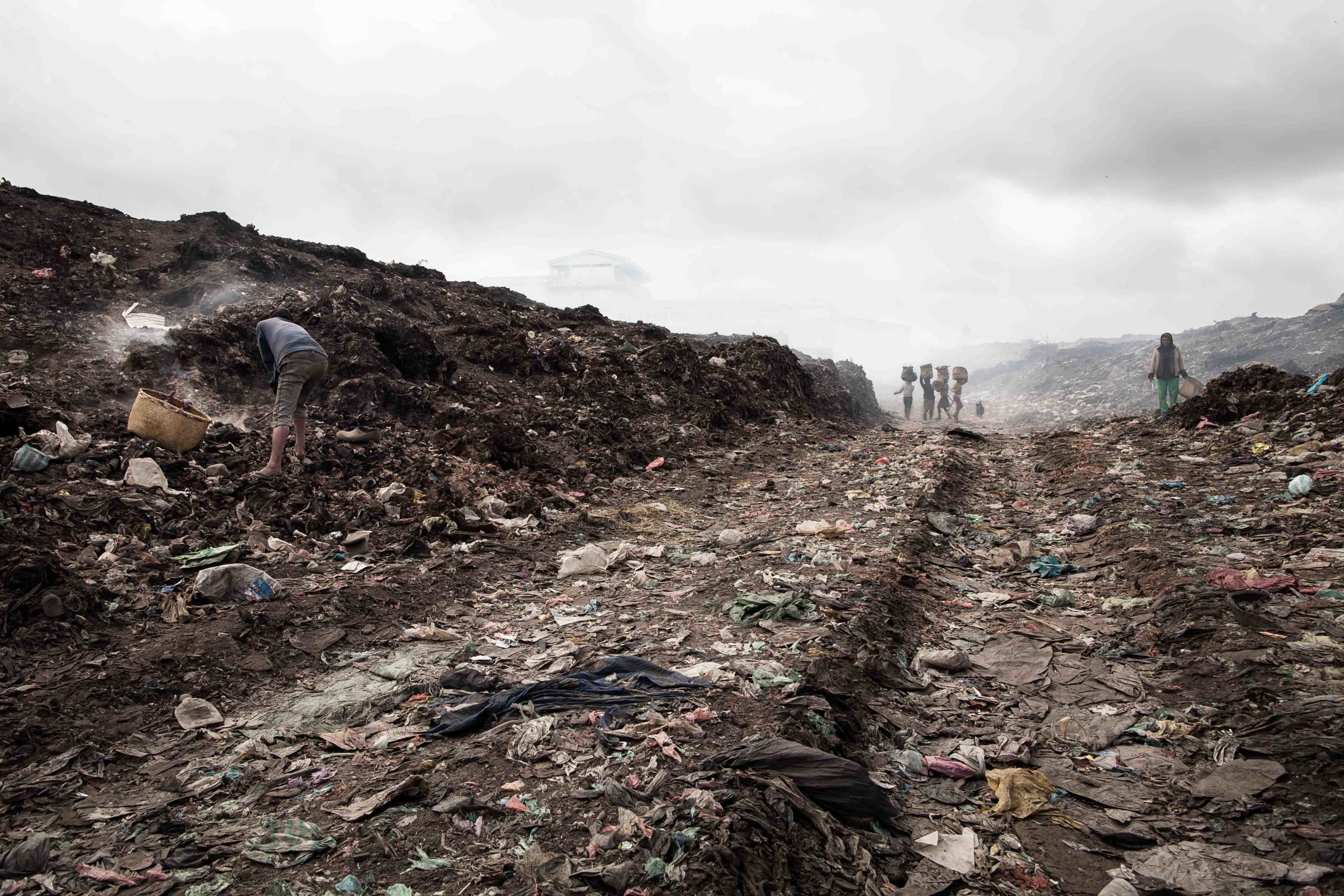 prospekt city of flies riccardo bononi irfoss imp festival internazionale fotogiornalismo padova-2 The road leading to main entrance of the dumpsite. The strong presence of rats and the perpetual toxic fog are the main causes for many desease, including several cases of pneumonic plague.