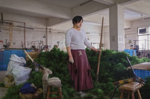 Wu Tian, 19 years old. He is a worker in the factory of Christmas trees for five years. Bai-Ma,Zhejiang province. China. 



Wu Tian, 19 anni. Da cinque anni lavora come operaio nella fabbrica di alberi di Natale. Bai-Ma, provincia dello Zhejiang, Cina. 2016.